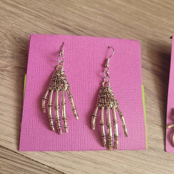 Pack of 3 handmade silver gothic earrings crow skull spider and skeleton hand nw - Picture 4 of 8